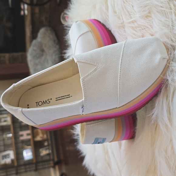 Women's White TOMS Canvas Platform Shoes. Size 9 - Picture 5 of 10